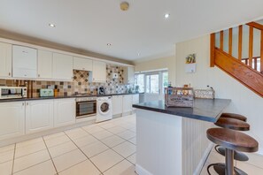 Microwave, oven, dishwasher, high chair - 3 Bed in Swansea Valley (oc-80031) (Pontardawe)