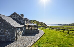 Property grounds - 4 Bed in Morfa Bychan (oc-520440) (Porthmadog)