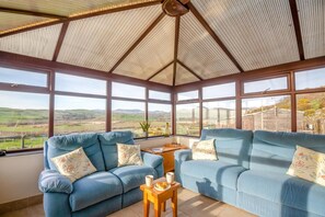 TV, fireplace - 4 Bed in Morfa Bychan (oc-520440) (Porthmadog)