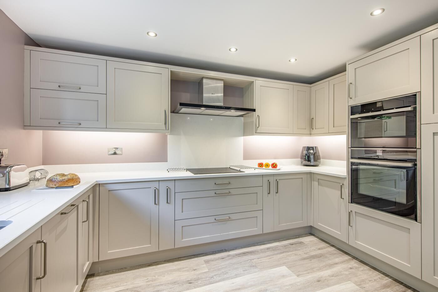 微波爐、焗爐、洗碗機、高腳椅