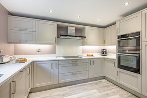 Een microgolfoven, een oven, een vaatwasser, een kinderstoel