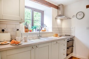 Microwave, oven, dishwasher, high chair - 2 Bed in Carmel (oc-wai210) (Carmel)