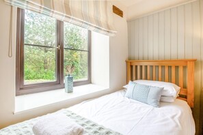 2 bedrooms, iron/ironing board, travel cot, free WiFi - 2 Bed in Carmel (oc-wai210) (Carmel)