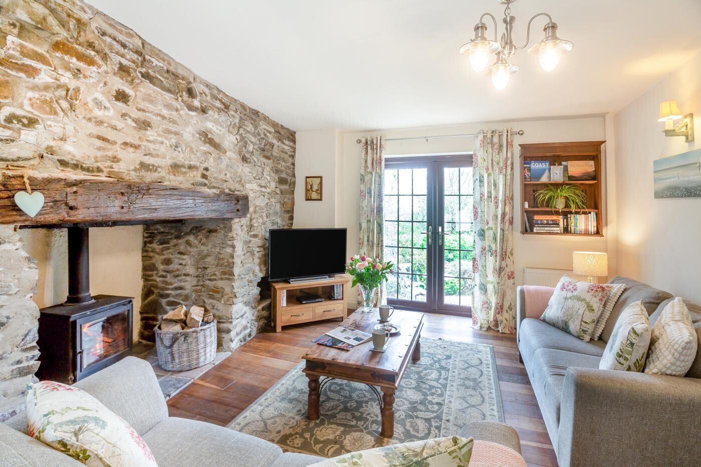 TV, fireplace