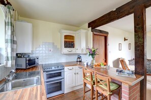Microwave, oven, high chair, cookware/dishes/utensils - 1 Bed in Llanerchymedd (oc-wai212) (Carmel)