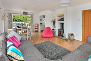 TV, fireplace - 3 Bed in Abersoch (oc-lllysn) (Abersoch)