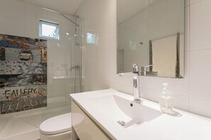 Hair dryer, towels, soap, toilet paper - Nomadic Life: Flexible 2D Apart in Providencia (Providencia)