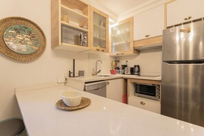 Fridge, microwave, oven, dishwasher - Nomadic Life: Flexible 2D Apart in Providencia (Providencia)