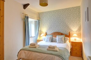 2 bedrooms, iron/ironing board, travel cot, free WiFi - 2 Bed in Carmel (oc-wai211) (Carmel)