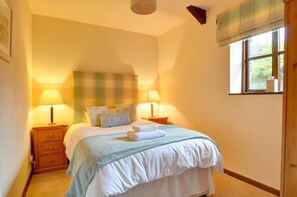 2 bedrooms, iron/ironing board, travel cot, free WiFi - 2 Bed in Carmel (oc-wai211) (Carmel)