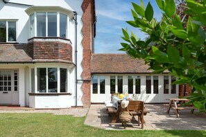 Outdoor dining - 7 Bed in Aldeburgh (oc-gbl) (Aldeburgh)