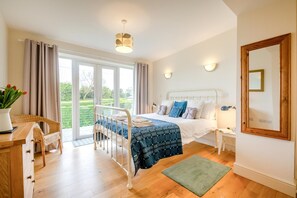 3 bedrooms, iron/ironing board, travel cot, free WiFi - 3 Bed in Pwllheli (oc-bow04) (Pwllheli)