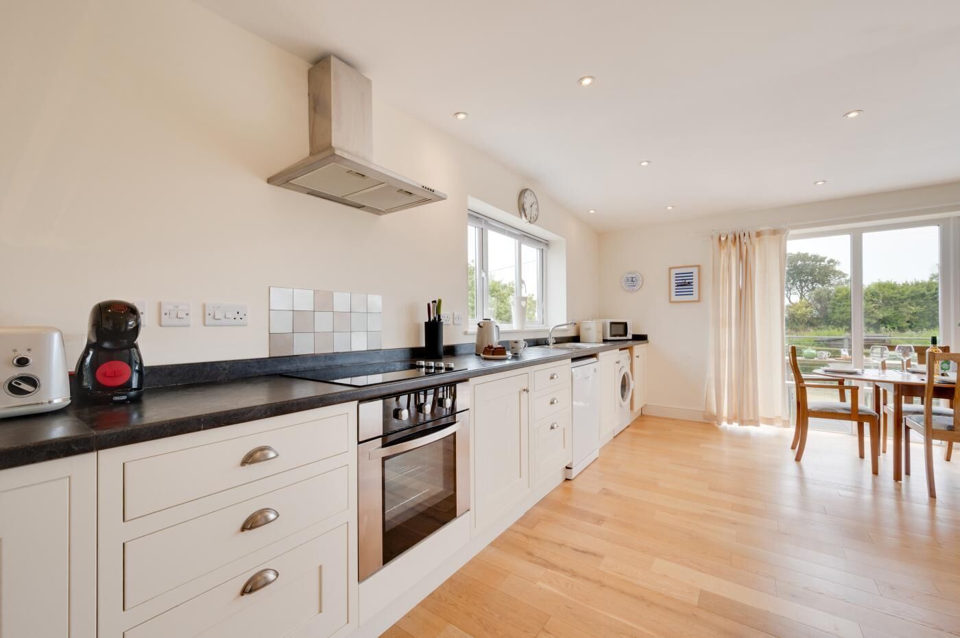 Microondas, horno, lavavajillas y periquera 