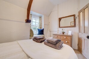 2 bedrooms, iron/ironing board, free WiFi, bed sheets - 2 Bed in Little Petherick (oc-p00644) (Little Petherick)