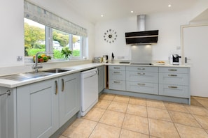 Microwave, oven, dishwasher, high chair - 4 Bed in Llanbedrog (oc-sunnyd) (Llanbedrog)