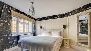 5 slaapkamers, een strijkplank/strijkijzer, reisbedje, gratis wifi