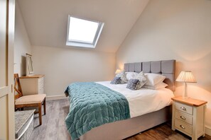 A bedroom with a bed, bedside tables, a chair, a desk, a window, and a lamp. - 3 Bed in Pantglas (oc-bow24) (Pant Glas)