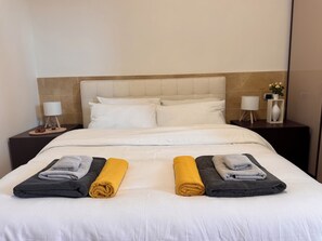 2 dormitorios, tabla de planchar con plancha, cuna de viaje