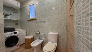 Douche, sèche-cheveux, bidet, serviettes fournies