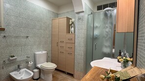 Douche, sèche-cheveux, bidet, serviettes fournies