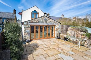 Outdoor dining - 4 Bed in Mynytho (oc-angmyn) (Mynytho)