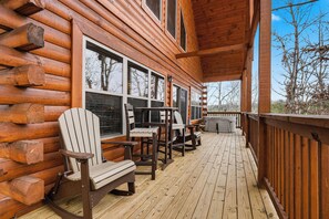 Terrace/patio - Sevierville Cabin*Sleeps 8*Close to Shopping & Fun (Sevierville)