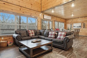 Smart TV, fireplace, video games, table football - Sevierville Cabin*Sleeps 8*Close to Shopping & Fun (Sevierville)