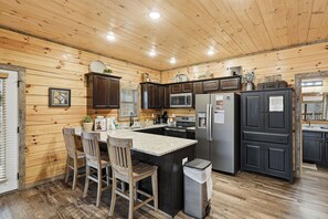 Fridge, microwave, oven, stovetop - Sevierville Cabin*Sleeps 8*Close to Shopping & Fun (Sevierville)