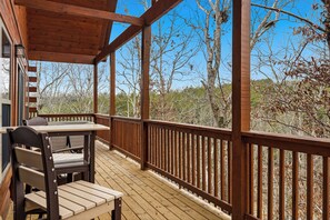 Outdoor dining - Sevierville Cabin*Sleeps 8*Close to Shopping & Fun (Sevierville)