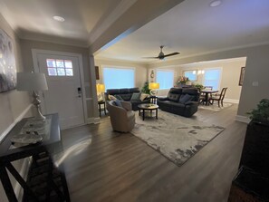 Smart TV - Peaceful 3BR NW Raleigh Ranch Home. Pet friendly, RDU, UNC/Rex, Crabtree Mall (Raleigh)
