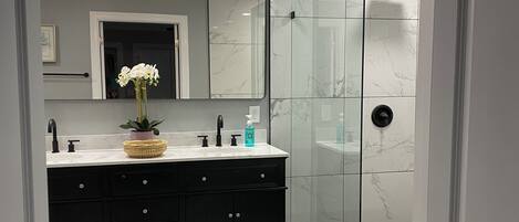 Dusche, Haartrockner, Handtücher, Toilettenpapier