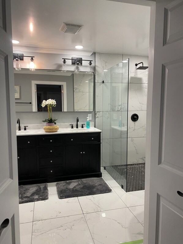 Shower, hair dryer, towels, toilet paper - Peaceful 3BR NW Raleigh Ranch Home. Pet friendly, RDU, UNC/Rex, Crabtree Mall (Raleigh)