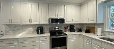 Mikrobølgeovn, ovn, kokeplater og oppvaskmaskin