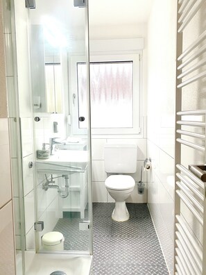Bathroom - Large panorama suite with castle view terrace (Marburg)