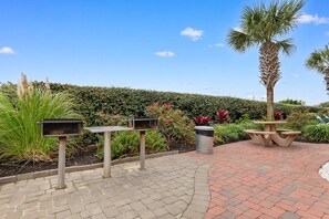 Outdoor dining - 3 Bdrm North Shore Villa w/ Lazy River, Hot Tub (North Myrtle Beach)
