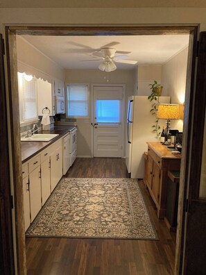 Fridge, microwave, oven, stovetop - The Kessler Haus peaceful 3-bedroom house near downtown New Braunfels (New Braunfels)