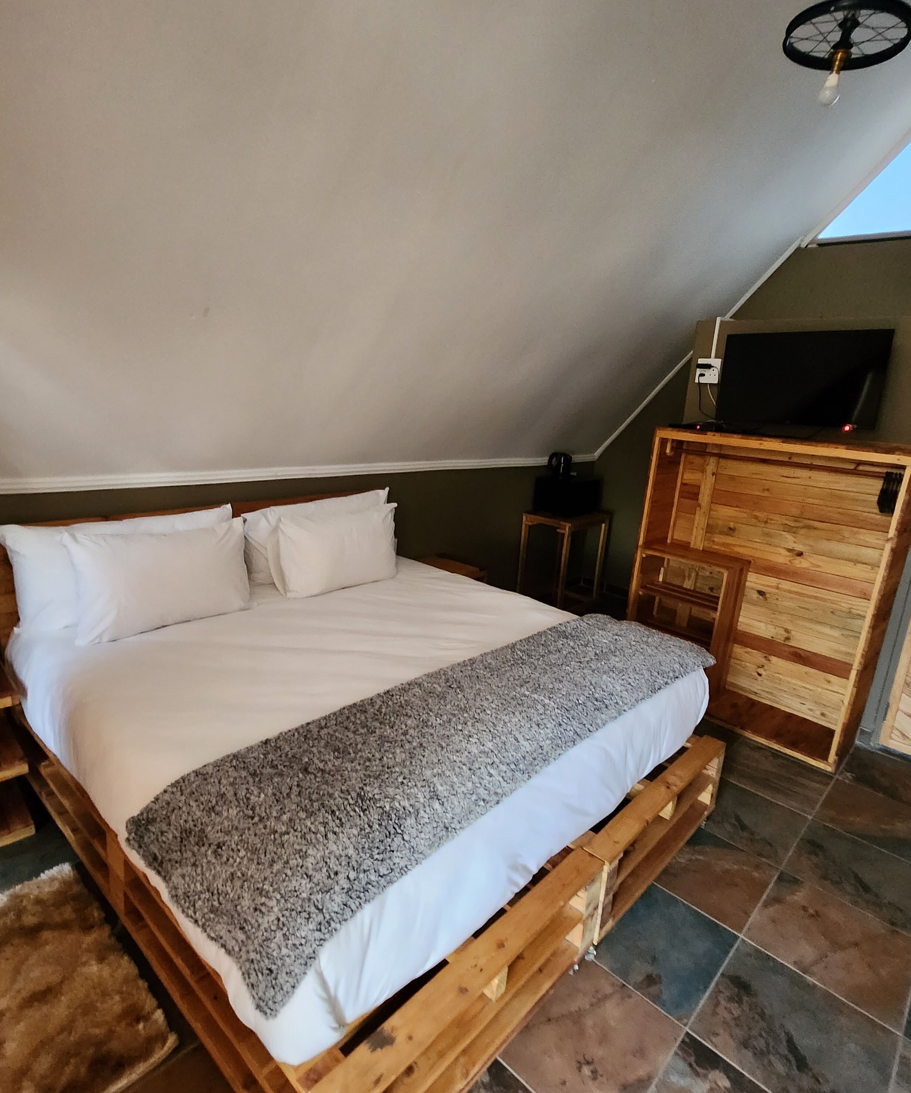 Luxury Room, Patio, Pool View | Peti besi dalam bilik, meja, ruang kerja komputer riba 