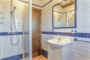 Luxury Apartment, Patio | Bathroom - Casa con piscina compartida Conil de 5  (Conil de la Frontera)