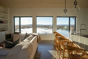 Älytelevisio, takka, kirjoja, stereot