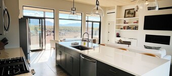 Casa de Luz - Privacy and views beyond belief with hot tub and Sauna