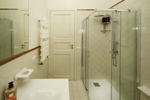 Ducha, secador de pelo, bidé y toallas