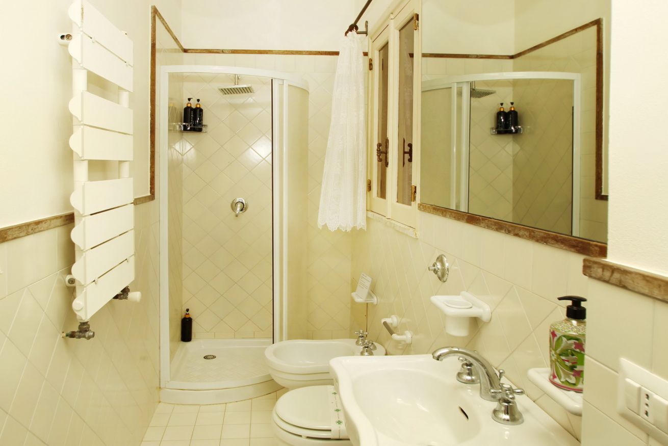 Dusche, Haartrockner, Bidet, Handtücher