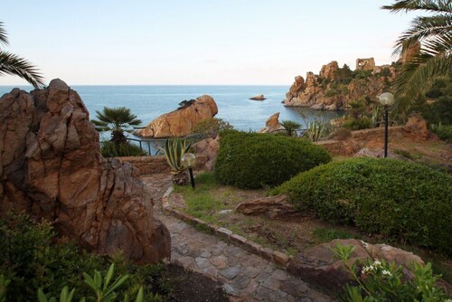 Villa Faraglioni is an exclusive residence immersed in a truly unique natural setting, suspended between sky and sea. Perched on a cliff overlooking the coves of Cefalù, the villa guarantees total privacy and direct access to its own private beach.We ar