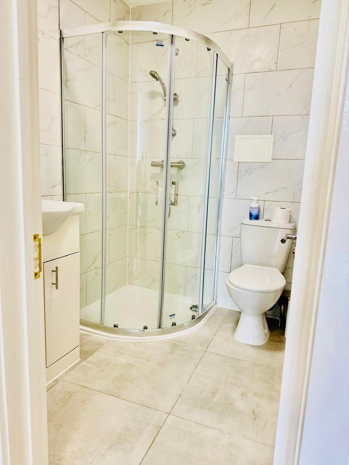 Bruser, hårtørrer, håndklæder, Sæbe