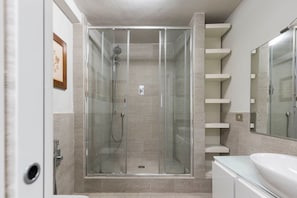 Dusche, Bidet, Handtücher, Toilettenpapier