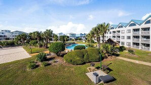 A resort with multiple-story buildings, a swimming pool, and well-maintained lawns. - 🐬GS Plantation Resort Conference Center 1254 | Resort Amenities+Walk to Beach (Gulf Shores)