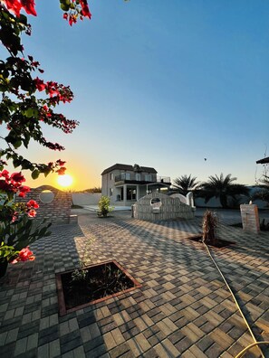 Property grounds - 3BHK PREMIUM- PRIVATE HOLIDAY HOME IN BEAUTIFUL RAS AL KHAIMAH WITH GARDEN VIEW (Ras Al-Khaimah)