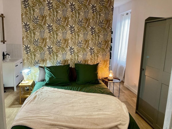 Een strijkplank/strijkijzer, wifi, beddengoed