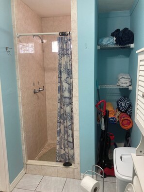 Towels, soap, toilet paper - Cozy 1-bedroom studio in delightful Sarasota (Sarasota)