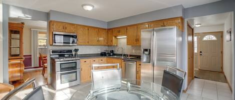 Réfrigérateur, micro-ondes, plaque de cuisson, lave-vaisselle